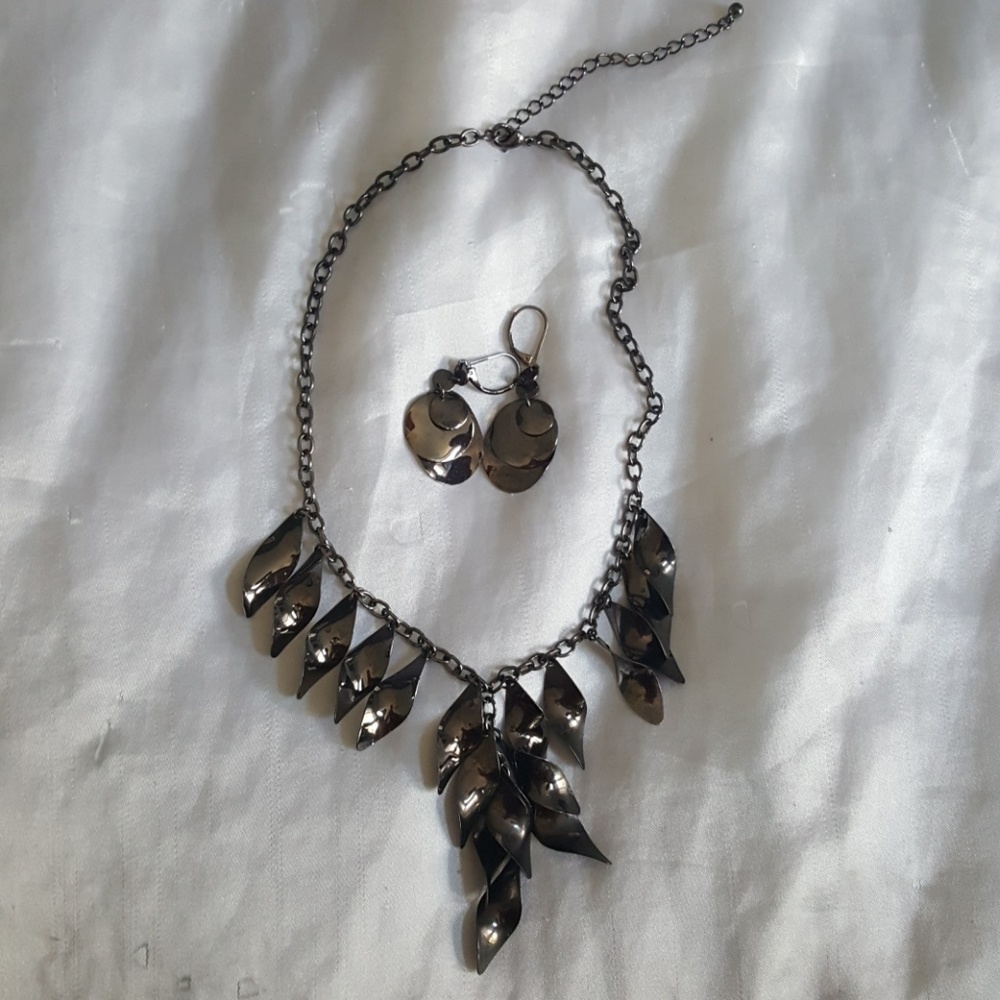 Statement necklace and earrings set